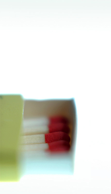 Das Konzept - die Strukturierung der Gedanken. Das Foto zeigt links im Anschnitt eine leicht geffnete Streichholzschachtel, in der vier Streichhlzer geordnet nebeneinander liegen.